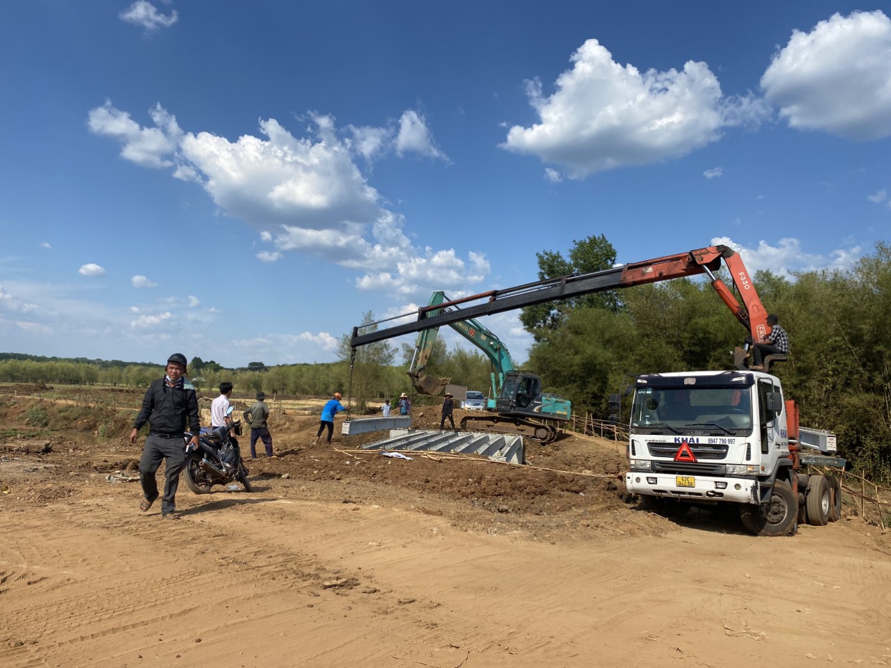 Renovating and dredging Xa Cat stream